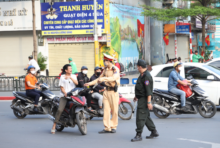 Hà Nội xử lý 928 trường hợp vi phạm Luật Giao thông trong 1 ngày- Ảnh 1.