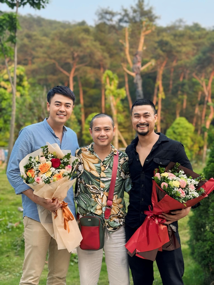 Tuấn Tú - Thanh Hương hài hước chia tay 'Người một nhà'- Ảnh 4. Tuấn Tú - Thanh Hương hài hước chia tay 'Người một nhà'- Ảnh 4.