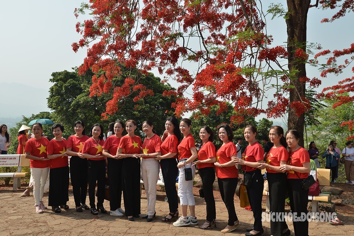 Du khách nườm nượp đổ về Đồi A1 dịp Kỷ niệm 70 năm Chiến thắng Điện Biên Phủ- Ảnh 10.