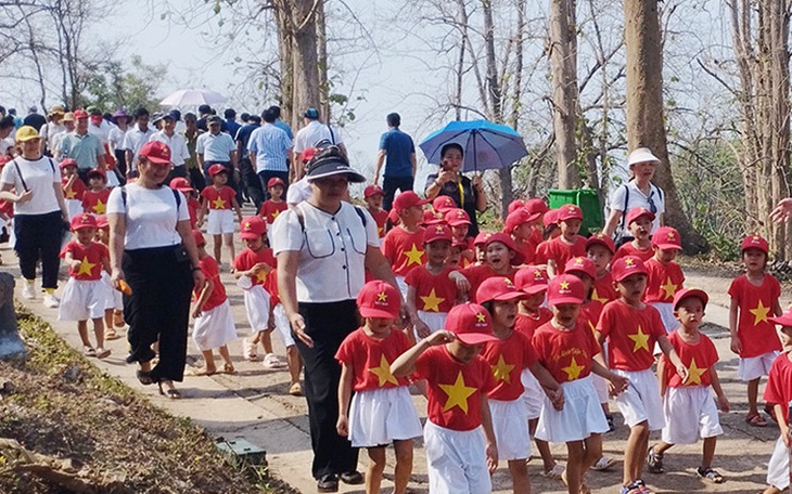 Du khách nườm nượp đổ về Đồi A1 dịp Kỷ niệm 70 năm Chiến thắng Điện Biên Phủ