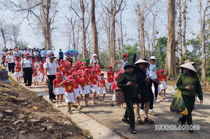 Du khách nườm nượp đổ về Đồi A1 dịp Kỷ niệm 70 năm Chiến thắng Điện Biên Phủ- Ảnh 14.