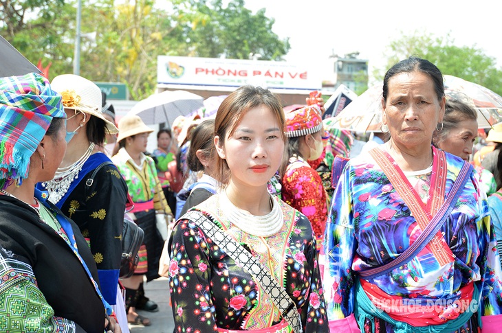 Du khách nườm nượp đổ về Đồi A1 dịp Kỷ niệm 70 năm Chiến thắng Điện Biên Phủ- Ảnh 2.