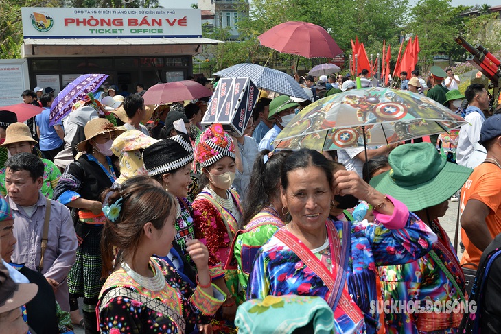 Du khách nườm nượp đổ về Đồi A1 dịp Kỷ niệm 70 năm Chiến thắng Điện Biên Phủ- Ảnh 3.