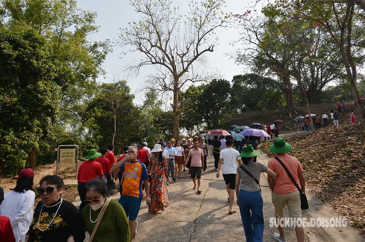 Du khách nườm nượp đổ về Đồi A1 dịp Kỷ niệm 70 năm Chiến thắng Điện Biên Phủ- Ảnh 4.
