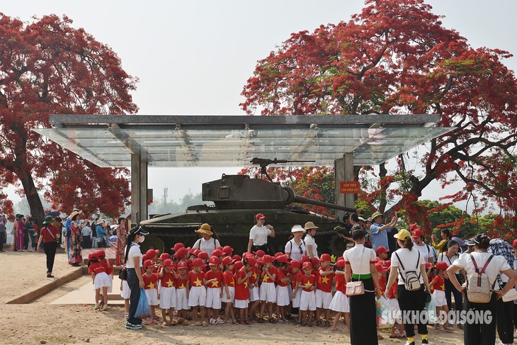 Du khách nườm nượp đổ về Đồi A1 dịp Kỷ niệm 70 năm Chiến thắng Điện Biên Phủ- Ảnh 6.