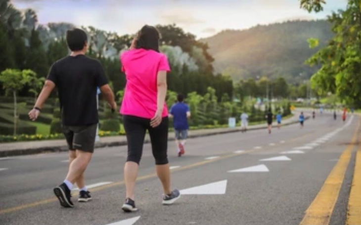 7 khuyến cáo an toàn sức khỏe khi đi bộ trong nắng nóng