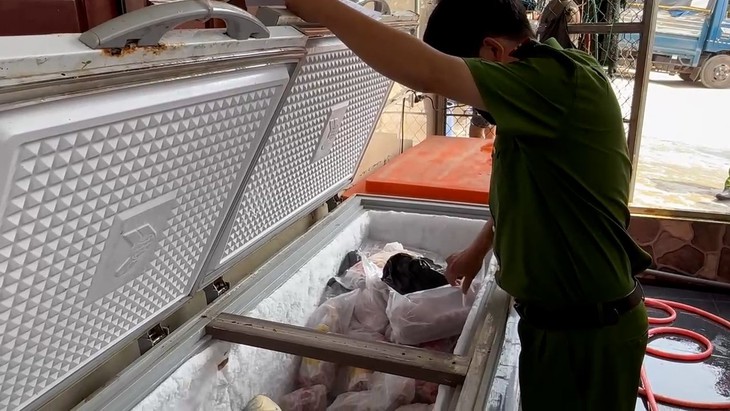 Hàng tấn chân, cánh gà không rõ nguồn gốc chuẩn bị lên bàn ăn- Ảnh 1.