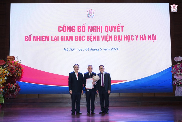 PGS.TS Nguyễn Lân Hiếu tiếp tục được bổ nhiệm làm Giám đốc Bệnh viện Đại học Y Hà Nội
- Ảnh 1. PGS.TS Nguyễn Lân Hiếu tiếp tục được bổ nhiệm làm Giám đốc Bệnh viện Đại học Y Hà Nội
- Ảnh 1.