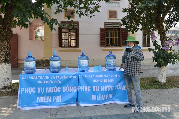 Hàng trăm trạm cấp nước uống miễn phí phục vụ du khách dịp Kỷ niệm 70 năm Chiến thắng Điện Biên Phủ- Ảnh 6.