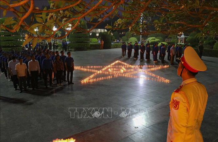 70 năm Chiến thắng Điện Biên Phủ: Lễ thắp nến tri ân các anh hùng, liệt sỹ- Ảnh 1.