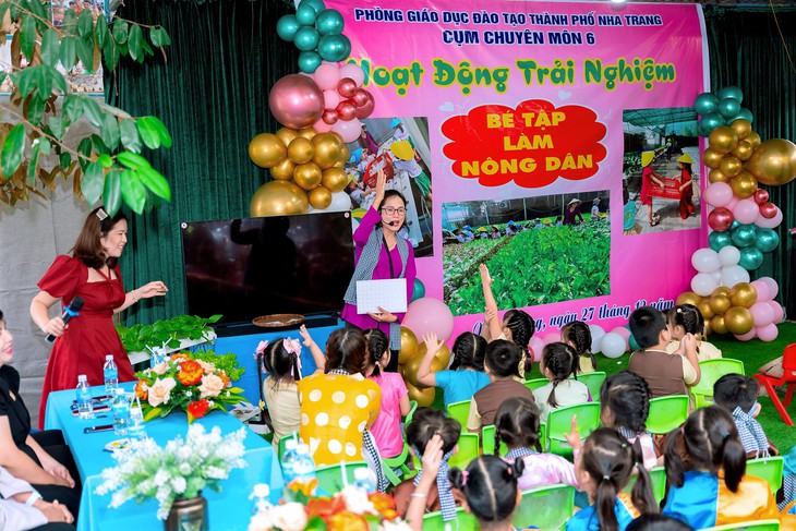 Trẻ thành thị háo hức làm nông dân trồng rau thủy canh- Ảnh 4.