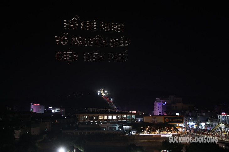 Tái hiện chiến thắng hào hùng bằng 700 drone trên bầu trời Điện Biên- Ảnh 9. Tái hiện chiến thắng hào hùng bằng 700 drone trên bầu trời Điện Biên- Ảnh 9.
