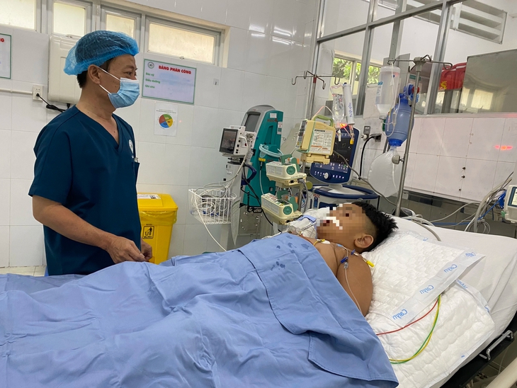 Kiên quyết 'dẹp' cơ sở không đủ điều kiện vẫn kinh doanh, cung cấp nguyên liệu, thực phẩm- Ảnh 1. Kiên quyết 'dẹp' cơ sở không đủ điều kiện vẫn kinh doanh, cung cấp nguyên liệu, thực phẩm- Ảnh 1.