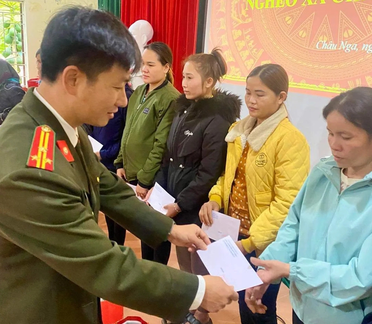 Thượng tá Đoàn Văn Hữu, Phó Trưởng Công an huyện Quỳ Châu (Nghệ An) trao quà Tết cho người nghèo trên địa bàn.