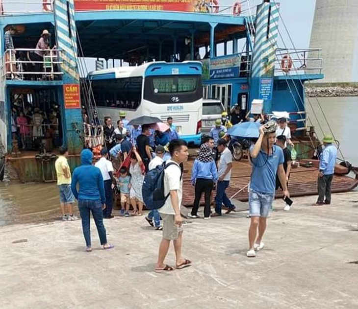 Phà đang chạy, một phụ nữ nhảy xuống sông tự tử- Ảnh 1.