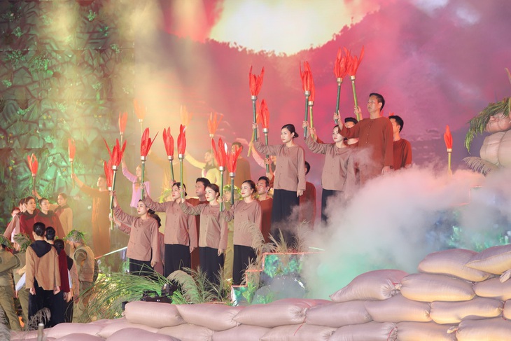 Cầu truyền hình trực tiếp "Dưới lá cờ quyết thắng": Hàng nghìn người theo dõi tại điểm cầu Thanh Hóa- Ảnh 10.