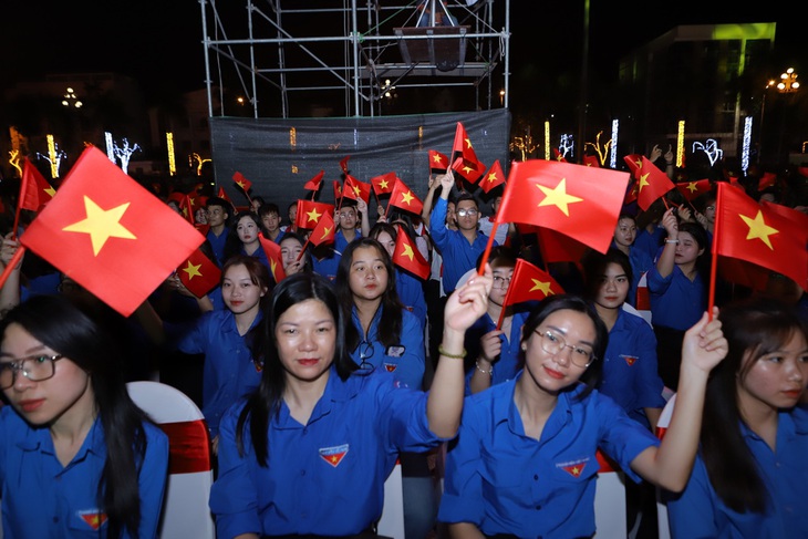 Cầu truyền hình trực tiếp "Dưới lá cờ quyết thắng": Hàng nghìn người theo dõi tại điểm cầu Thanh Hóa- Ảnh 5.