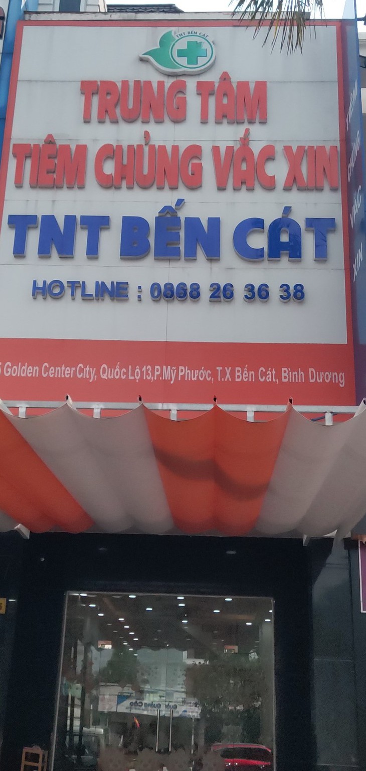 Bé gái sốc phản vệ sau tiêm, tạm dừng hoạt động Trung tâm tiêm chủng TNT Bến Cát- Ảnh 1. Bé gái sốc phản vệ sau tiêm, tạm dừng hoạt động Trung tâm tiêm chủng TNT Bến Cát- Ảnh 1.