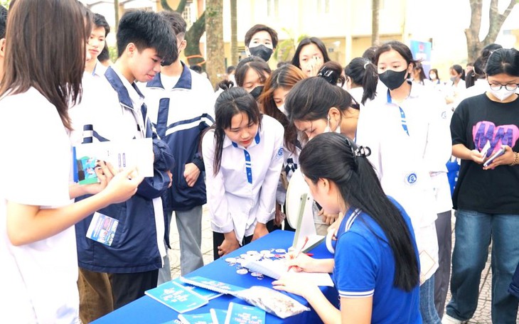Cấm trường đại học yêu cầu thí sinh xác nhận nhập học sớm, thu phí ‘giữ chỗ’