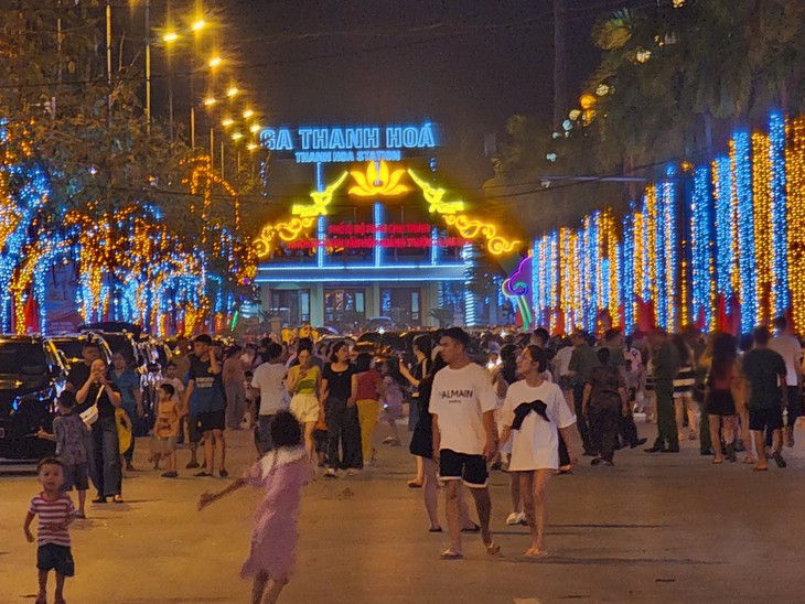 Cầu truyền hình trực tiếp "Dưới lá cờ quyết thắng": Hàng nghìn người theo dõi tại điểm cầu Thanh Hóa- Ảnh 1.