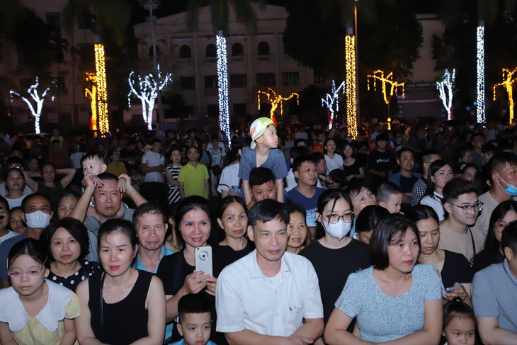 Cầu truyền hình trực tiếp "Dưới lá cờ quyết thắng": Hàng nghìn người theo dõi tại điểm cầu Thanh Hóa- Ảnh 2.