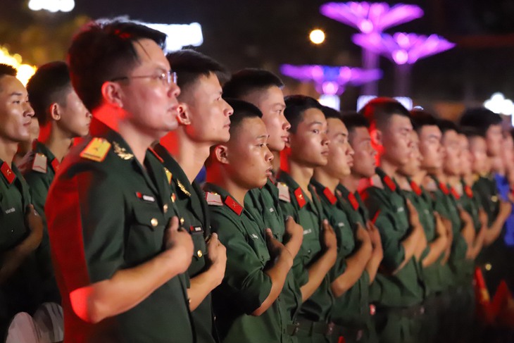 Cầu truyền hình trực tiếp "Dưới lá cờ quyết thắng": Hàng nghìn người theo dõi tại điểm cầu Thanh Hóa- Ảnh 3.