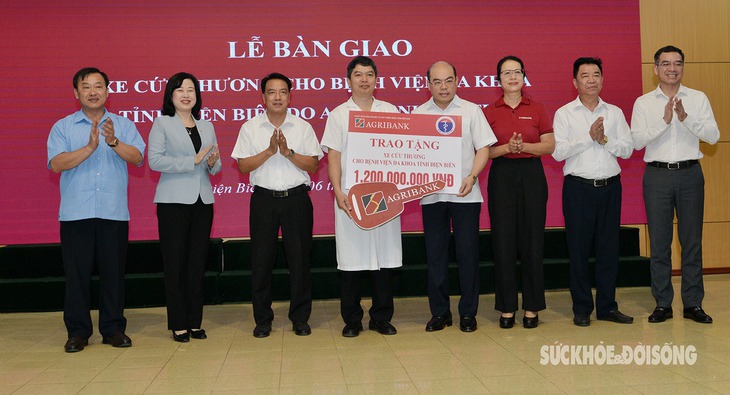 Bộ trưởng Đào Hồng Lan dâng hương tưởng nhớ các Anh hùng, liệt sĩ tại Điện Biên Phủ- Ảnh 3. Bộ trưởng Đào Hồng Lan dâng hương tưởng nhớ các Anh hùng, liệt sĩ tại Điện Biên Phủ- Ảnh 3.