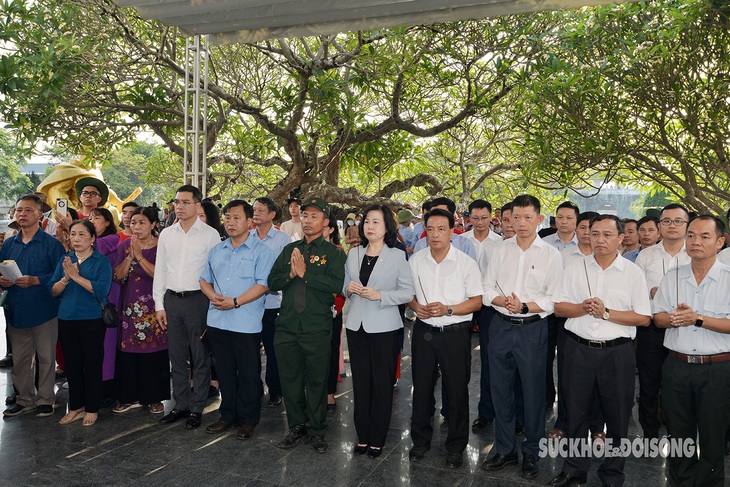 Bộ trưởng Đào Hồng Lan dâng hương tưởng nhớ các Anh hùng, liệt sĩ tại Điện Biên Phủ- Ảnh 1. Bộ trưởng Đào Hồng Lan dâng hương tưởng nhớ các Anh hùng, liệt sĩ tại Điện Biên Phủ- Ảnh 1.