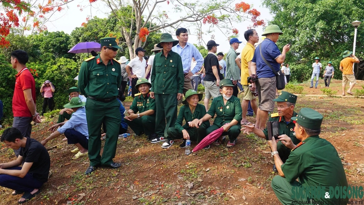 'Vượt nắng, thắng mưa' dòng người hướng về các điểm lịch sử Điện Biên Phủ- Ảnh 12. 'Vượt nắng, thắng mưa' dòng người hướng về các điểm lịch sử Điện Biên Phủ- Ảnh 12.
