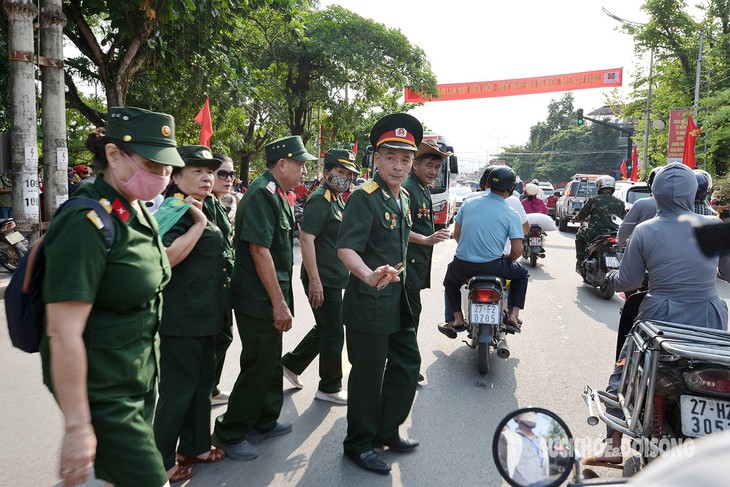 'Vượt nắng, thắng mưa' dòng người hướng về các điểm lịch sử Điện Biên Phủ- Ảnh 1. 'Vượt nắng, thắng mưa' dòng người hướng về các điểm lịch sử Điện Biên Phủ- Ảnh 1.