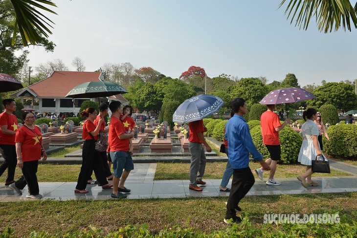'Vượt nắng, thắng mưa' dòng người hướng về các điểm lịch sử Điện Biên Phủ- Ảnh 8. 'Vượt nắng, thắng mưa' dòng người hướng về các điểm lịch sử Điện Biên Phủ- Ảnh 8.