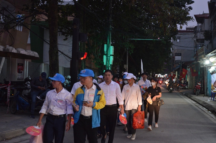 Hàng vạn người đổ ra đường xem diễu binh, diễu hành Kỷ niệm Chiến thắng Điện Biên Phủ từ 3h sáng- Ảnh 8. Hàng vạn người đổ ra đường xem diễu binh, diễu hành Kỷ niệm Chiến thắng Điện Biên Phủ từ 3h sáng- Ảnh 8.