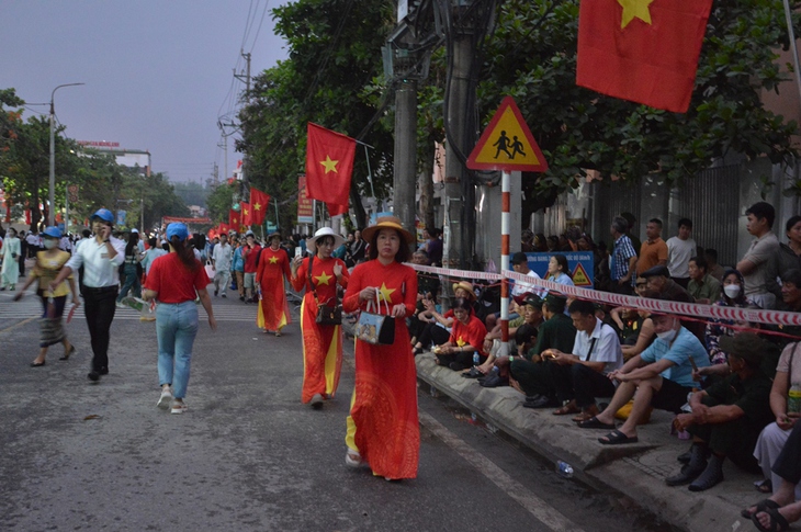 Hàng vạn người đổ ra đường xem diễu binh, diễu hành Kỷ niệm Chiến thắng Điện Biên Phủ từ 3h sáng- Ảnh 9. Hàng vạn người đổ ra đường xem diễu binh, diễu hành Kỷ niệm Chiến thắng Điện Biên Phủ từ 3h sáng- Ảnh 9.