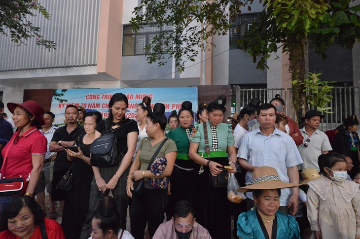 Hàng vạn người đổ ra đường xem diễu binh, diễu hành Kỷ niệm Chiến thắng Điện Biên Phủ từ 3h sáng- Ảnh 10. Hàng vạn người đổ ra đường xem diễu binh, diễu hành Kỷ niệm Chiến thắng Điện Biên Phủ từ 3h sáng- Ảnh 10.