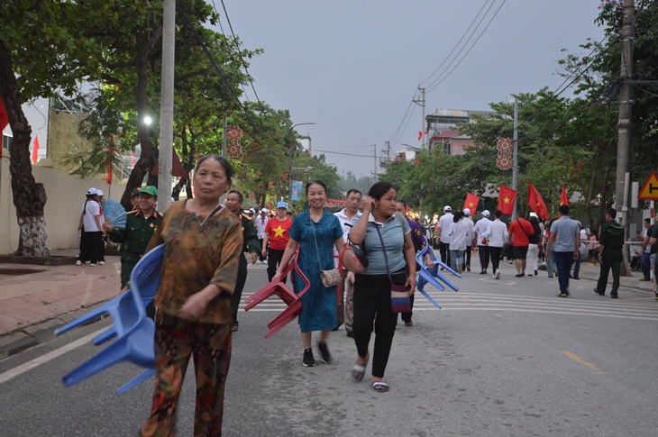 Hàng vạn người đổ ra đường xem diễu binh, diễu hành Kỷ niệm Chiến thắng Điện Biên Phủ từ 3h sáng- Ảnh 11. Hàng vạn người đổ ra đường xem diễu binh, diễu hành Kỷ niệm Chiến thắng Điện Biên Phủ từ 3h sáng- Ảnh 11.