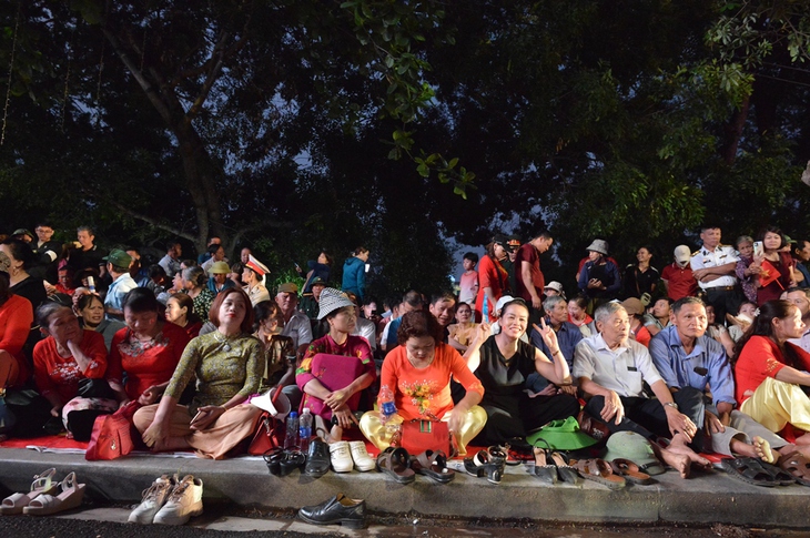 Hàng vạn người đổ ra đường xem diễu binh, diễu hành Kỷ niệm Chiến thắng Điện Biên Phủ từ 3h sáng- Ảnh 4. Hàng vạn người đổ ra đường xem diễu binh, diễu hành Kỷ niệm Chiến thắng Điện Biên Phủ từ 3h sáng- Ảnh 4.