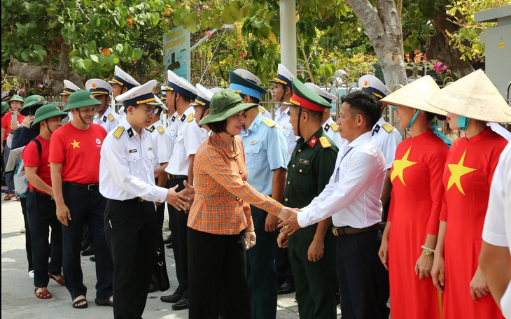 Đoàn công tác Bộ Y tế thăm và tặng quà quân, dân trên quần đảo Trường Sa và Nhà giàn DK1