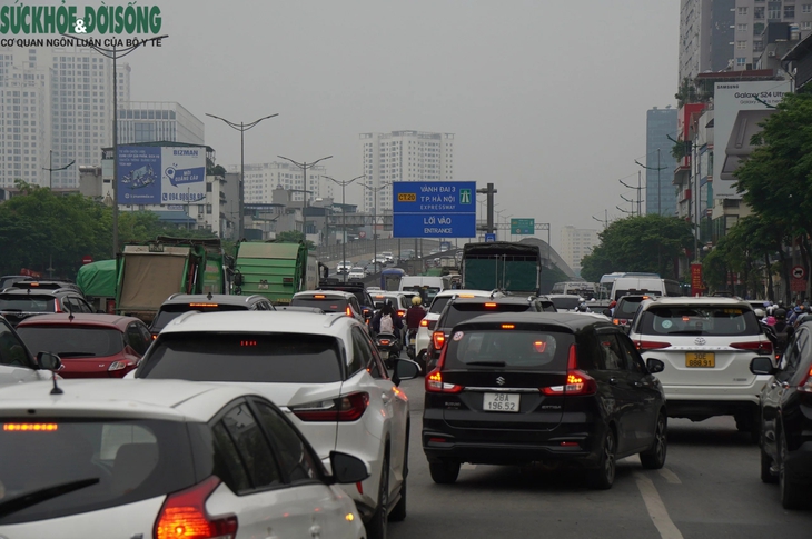 Xung đột dòng phương tiện trong ngày đầu thông xe cầu vượt Mai Dịch- Ảnh 2. Xung đột dòng phương tiện trong ngày đầu thông xe cầu vượt Mai Dịch- Ảnh 2.