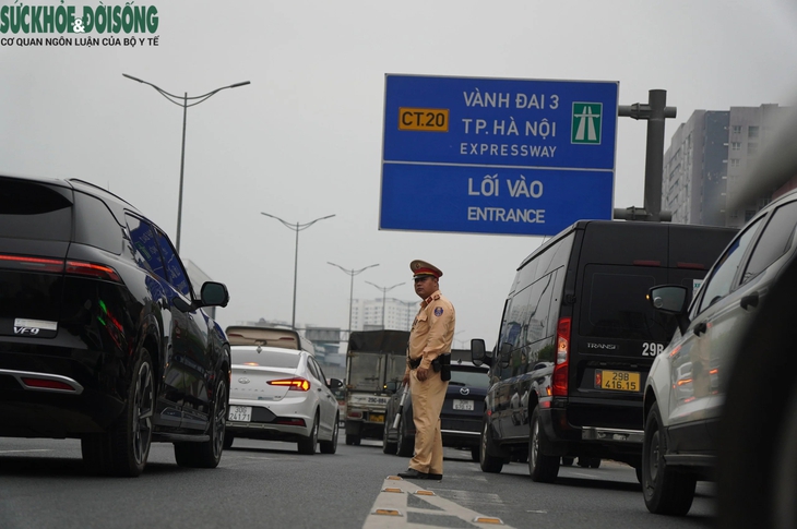Xung đột dòng phương tiện trong ngày đầu thông xe cầu vượt Mai Dịch- Ảnh 6. Xung đột dòng phương tiện trong ngày đầu thông xe cầu vượt Mai Dịch- Ảnh 6.