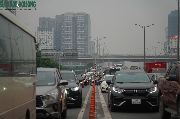 Xung đột dòng phương tiện trong ngày đầu thông xe cầu vượt Mai Dịch- Ảnh 3. Xung đột dòng phương tiện trong ngày đầu thông xe cầu vượt Mai Dịch- Ảnh 3.