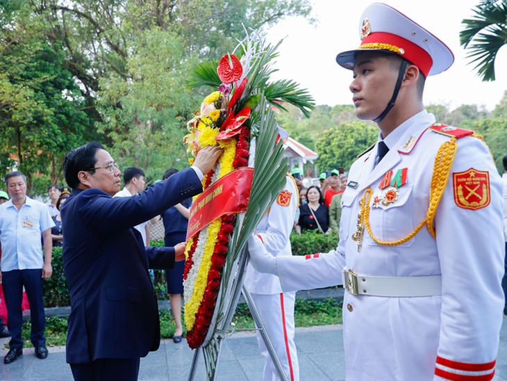 Thủ tướng Phạm Minh Chính dâng hương, dâng hoa tưởng niệm, tri ân các Anh hùng, liệt sĩ tại Điện Biên Phủ- Ảnh 1. Thủ tướng Phạm Minh Chính dâng hương, dâng hoa tưởng niệm, tri ân các Anh hùng, liệt sĩ tại Điện Biên Phủ- Ảnh 1.