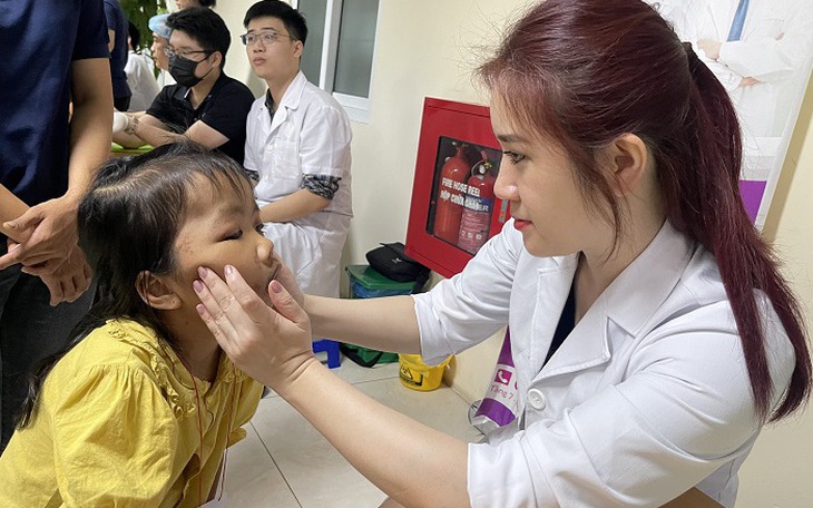 Bệnh viện E khám, phẫu thuật miễn phí cho đối tượng mắc dị tật khe hở môi, vòm miệng