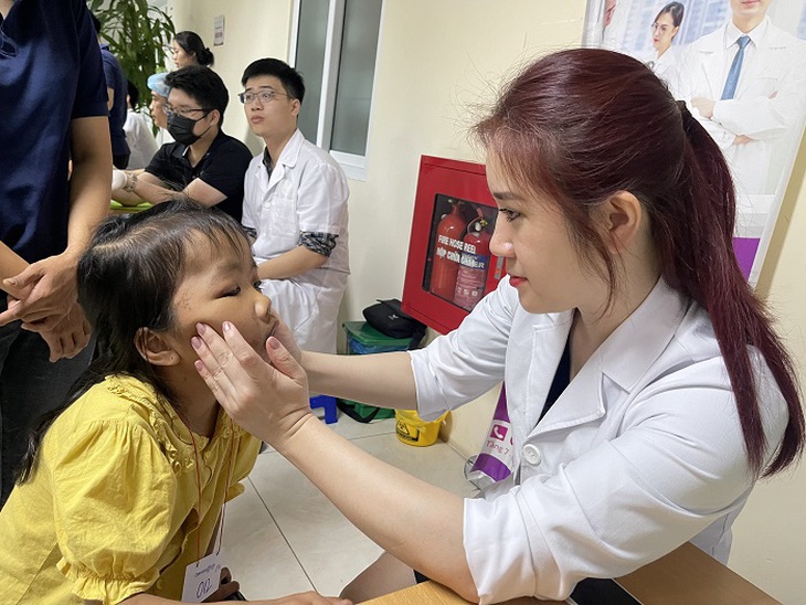 Bệnh viện E khám, phẫu thuật miễn phí cho đối tượng mắc dị tật khe hở môi, vòm miệng- Ảnh 1.