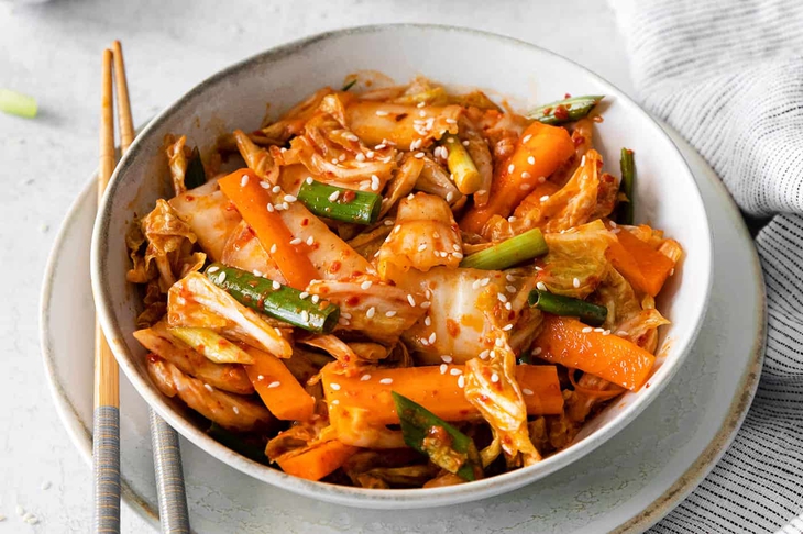 Kim chi có nhiều lợi ích sức khỏe nhưng ai không nên ăn?- Ảnh 1.