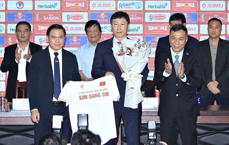 HLV trưởng đội tuyển Việt Nam Kim Sang Sik nói gì trong ngày ra mắt?- Ảnh 1. HLV trưởng đội tuyển Việt Nam Kim Sang Sik nói gì trong ngày ra mắt?- Ảnh 1.