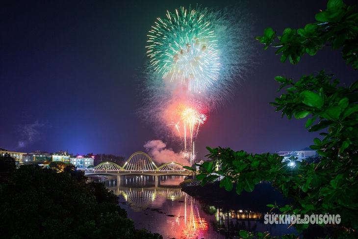 Pháo hoa rực sáng, rền vang trên bầu trời Điện Biên Phủ trước ngày trọng đại- Ảnh 1. Pháo hoa rực sáng, rền vang trên bầu trời Điện Biên Phủ trước ngày trọng đại- Ảnh 1.