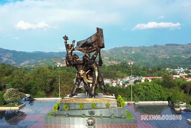 Tượng đài Chiến thắng Điện Biên Phủ - biểu tượng chiến thắng giữa vùng trời Tây Bắc- Ảnh 1.