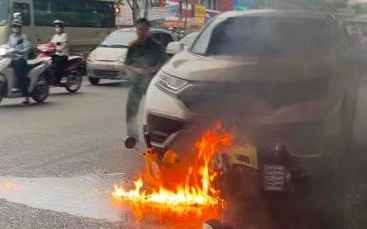 Xe máy bốc cháy đùng đùng sau va chạm với ô tô