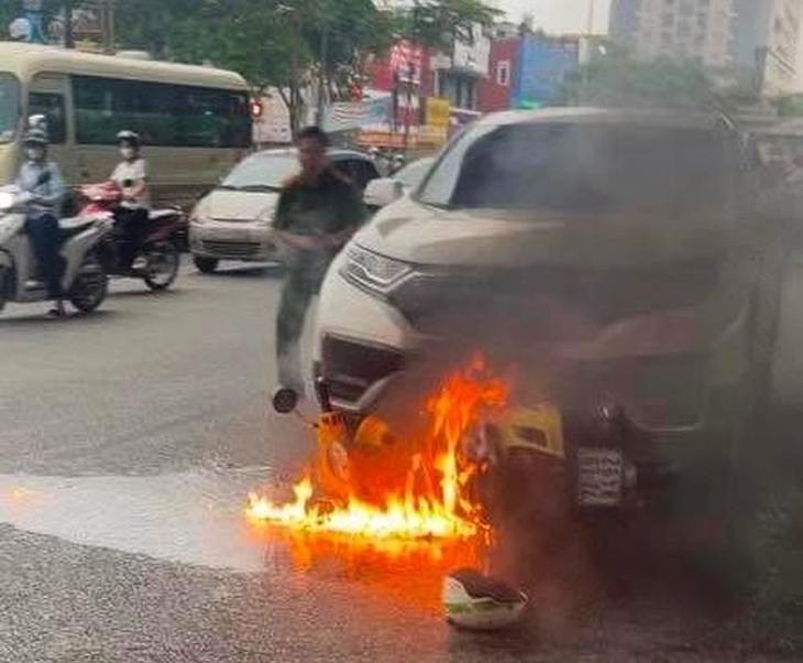 Xe máy bốc cháy đùng đùng sau va chạm với ô tô- Ảnh 2.