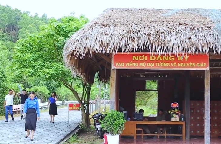 Dòng người viếng mộ Đại tướng Võ Nguyên Giáp trong ngày kỷ niệm 70 năm Chiến thắng Điện Biên Phủ- Ảnh 5. Dòng người viếng mộ Đại tướng Võ Nguyên Giáp trong ngày kỷ niệm 70 năm Chiến thắng Điện Biên Phủ- Ảnh 5.